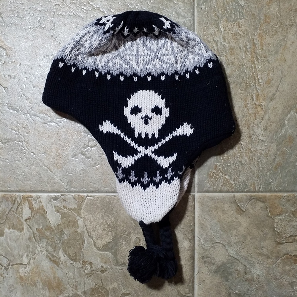 Skull and crossbone winter hat